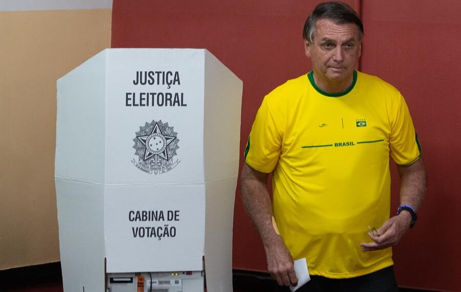 El presidente brasileño Jair Bolsonaro sale tras marcar su voto hoy, en un puesto de votación en Río de Janeiro (Brasil). EFE/Andre Coelho/Pool