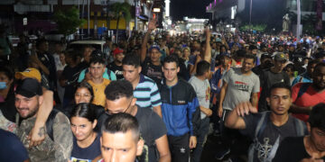 Migrantes protestan la madrugada de este sábado, en la ciudad de Tapachula en el estado de Chiapas (México). EFE/Juan Manuel Blanco