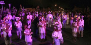 Personas participan en el tradicional "Paseo de las Ánimas" hoy, en las calles de la ciudad de Mérida, Yucatán (México). Unas 50.000 mil personas participaron este viernes en el Paseo de las Animas