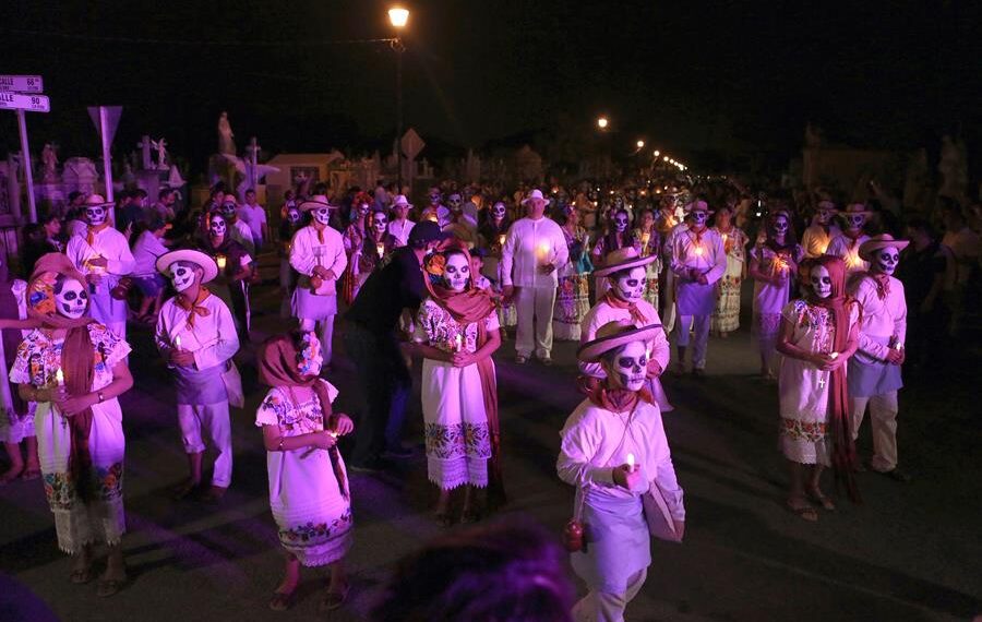 Personas participan en el tradicional "Paseo de las Ánimas" hoy, en las calles de la ciudad de Mérida, Yucatán (México). Unas 50.000 mil personas participaron este viernes en el Paseo de las Animas
