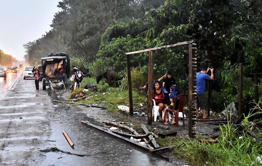 Pobladores se instalan en zonas seguras luego de que el Gobierno emitiera alerta roja por la tormenta tropical Julia, en La Lima, Cortés (Honduras). EFE/José Valle