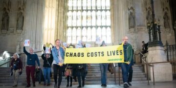 El grupo de activistas ocupó el vestíbulo del parlamento con pancartas como "El caos cuesta vidas" (Fuente: Greenpeace)