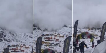 Imágenes del momento en el que la avalancha cae sobre el campamento de instrucción (Créditos: AFP)
