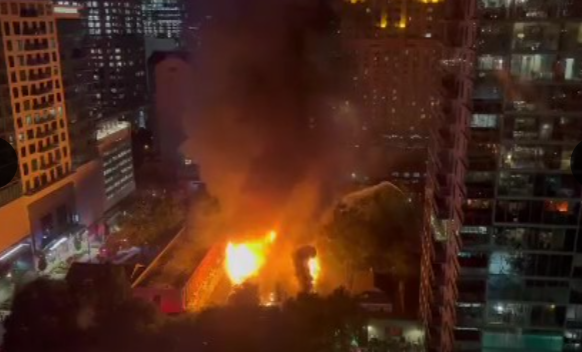 Imagen 1 de 5 ▼ Esta imagen tomada por Ginny Ruhmkorf muestra un incendio masivo en un complejo de apartamentos a lo largo de 12th Street en Midtown Atlanta el 17 de octubre de 2022. ( Will Haskell )