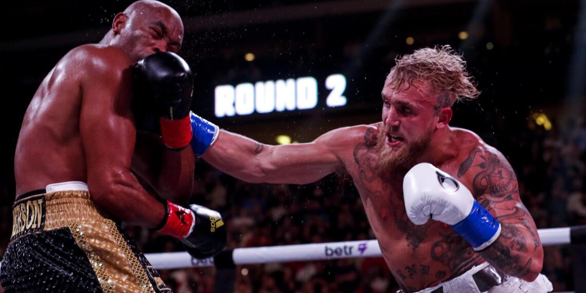 Glendale (United States), 30/10/2022.- Jake Paul (R) in action against Anderson Silva during their 8 rounds Cruiserweight fight at the Desert Diamond Arena in Glendale, Arizona, USA, 29 October 2022. (Estados Unidos) EFE/EPA/ETIENNE LAURENT