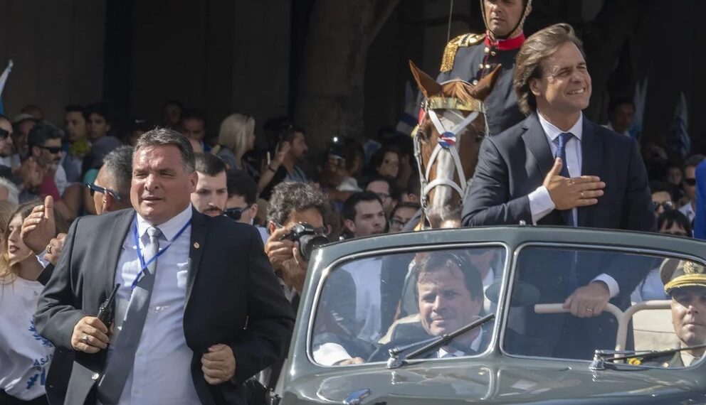 El presidente uruguayo Luis Lacalle Pou y el ex jefe de su custodia, Alejandro Astesiano (Créditos: AFP)