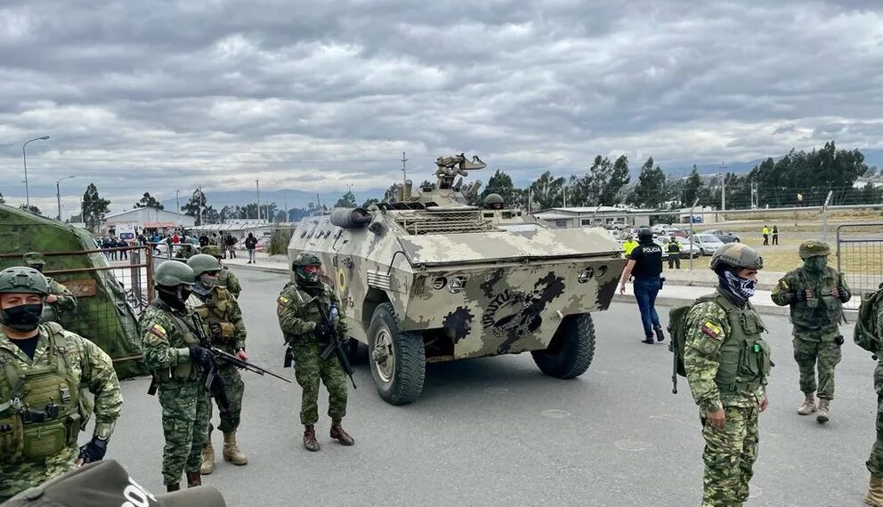 Militares a las afueras de la cárcel de Latacunga donde también sucedió un motín (Fuente: SNAI)