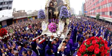 Fieles católicos participan de la procesión del Señor de los Milagros en el centro histórico de Lima (Perú). EFE/GERMÁN FALCÓN/Archivo