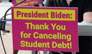 La condonación de varios préstamos estudiantiles es parte de un programa impulsado por la administración Biden (Créditos: Getty Images)