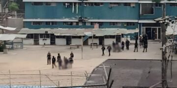 Agentes de la Policía realizando el levantamiento de los cuerpos en la cárcel de Esmeraldas (Cortesía)