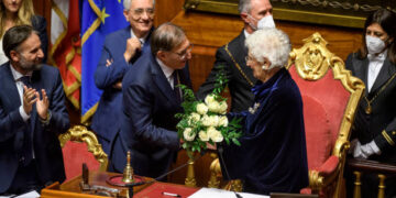 El líder posfascista, Ignazio Benito La Russa, fue felicitado por la senadora vitalicia y sobreviviente de Holocausto Liliana Segre (Créditos: Getty Images)