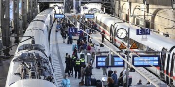 Avisos sobre trenes demorados o servicios suspendidos en la estación de Hamburgo (DPA via AP)