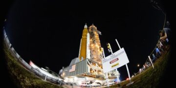 Fotografía de archivo cedida por la NASA donde se muestra el cohete del Sistema de Lanzamiento Espacial (SLS) con la nave espacial Orion a bordo instalado encima de un lanzador móvil en la plataforma de lanzamiento 39B del Centro Espacial Kennedy de la NASA en Florida (Estados Unidos). EFE/Joel Kowsky / NASA