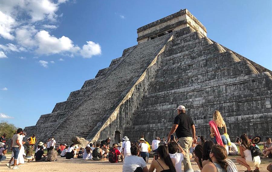 Imagen de archivo de turistas que visitan las ruinas de Chichén Itzá en Mérida (México). EFE/ Martha López