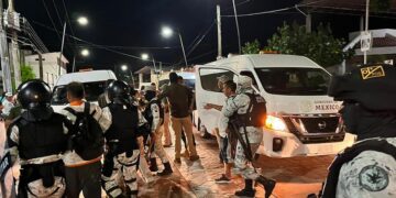 Miembros de la Guardia Nacional detienen a un grupo de migrantes hoy, en Tapachula (México). EFE/Juan Manuel Blanco