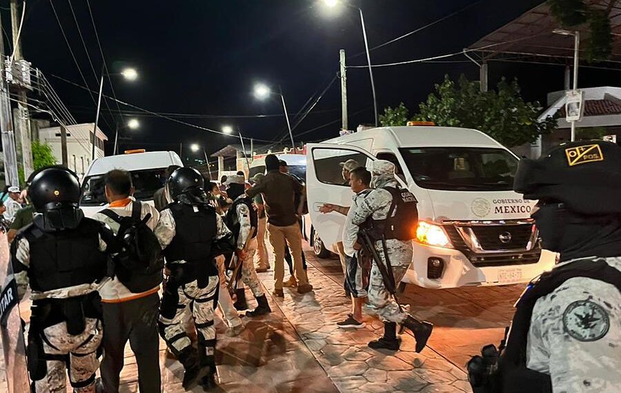 Miembros de la Guardia Nacional detienen a un grupo de migrantes hoy, en Tapachula (México). EFE/Juan Manuel Blanco