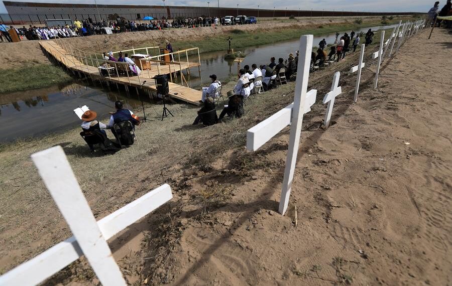 Migrantes de diversas nacionalidades, participan en una misa binacional a mitad del Río Bravo hoy, en Ciudad Juárez, estado de Chihuahua (México). EFE/Luis Torres
