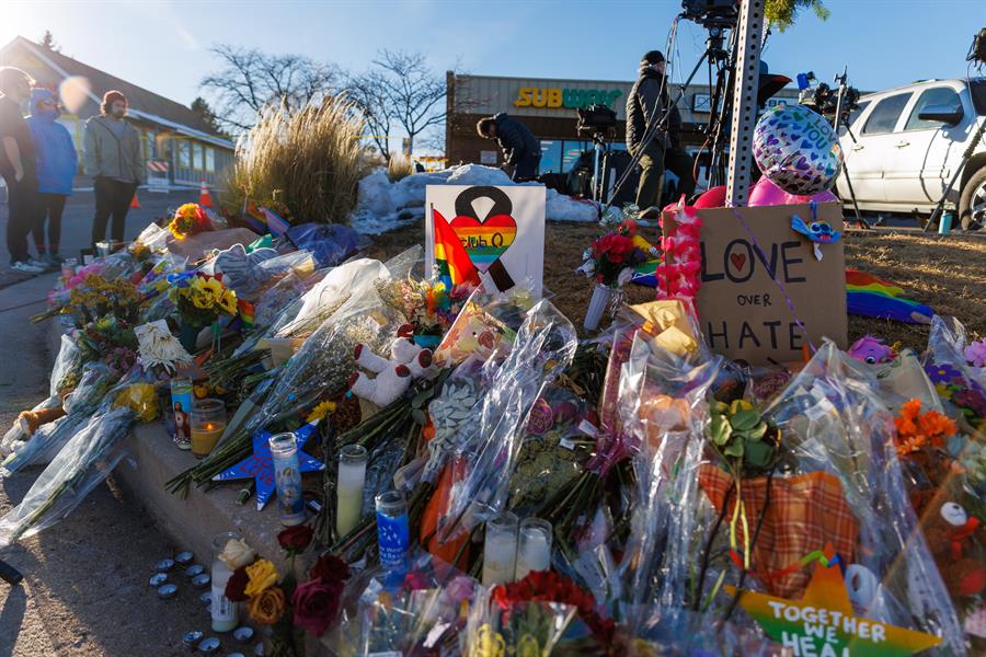 Personas dejan flores y recuerdos en un memorial a las víctimas de un tiroteo en la discoteca LGBTQ Club Q en Colorado Springs, Colorado (EE.UU.). EFE/EPA/Liz Copan