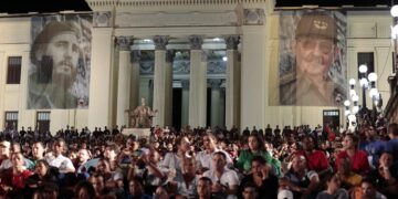 Cientos de cubanos participan en un acto de conmemoración hoy, durante el 6to aniversario de la muerte de Fidel Castro, en La Habana (Cuba). EFE/Ernesto Mastrascusa