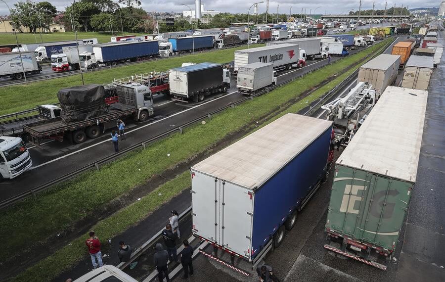 Camioneros realizan un bloqueo en la carretera Castello Branco como protesta tras la derrota del presidente, Jair Bolsonaro, hoy, en Barueri (Brasil). EFE/ Sebastiao Moreira