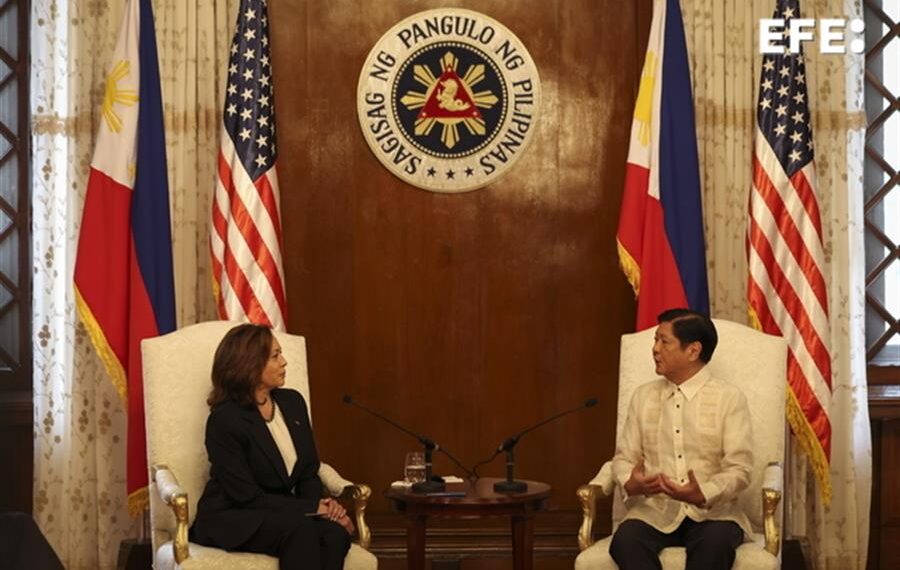 La videpresidenta de EEUU, Kamala Harris (i), durante su reunión en Malacañán con el presidente de Filipinas, Ferdinand Marcos Jr. EFE/EPA/ELOISA LOPEZ / POOL