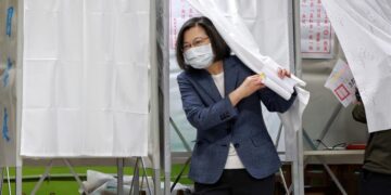 La presidenta taiwanesa, Tsai Ing-wen (c), declaró tras votar que la participación en las elecciones locales es "clave" a la hora de impulsar la democracia en la isla. EFE/EPA/CENTRAL NEWS AGENCY / POOL
