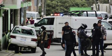 Miembros de la policía municipal y agentes periciales inspeccionan una escena del crimen donde fue asesinado el periodista mexicano Pedro Pablo Kumul, hoy en Xalapa, estado de Veracruz (México). EFE/Stringer