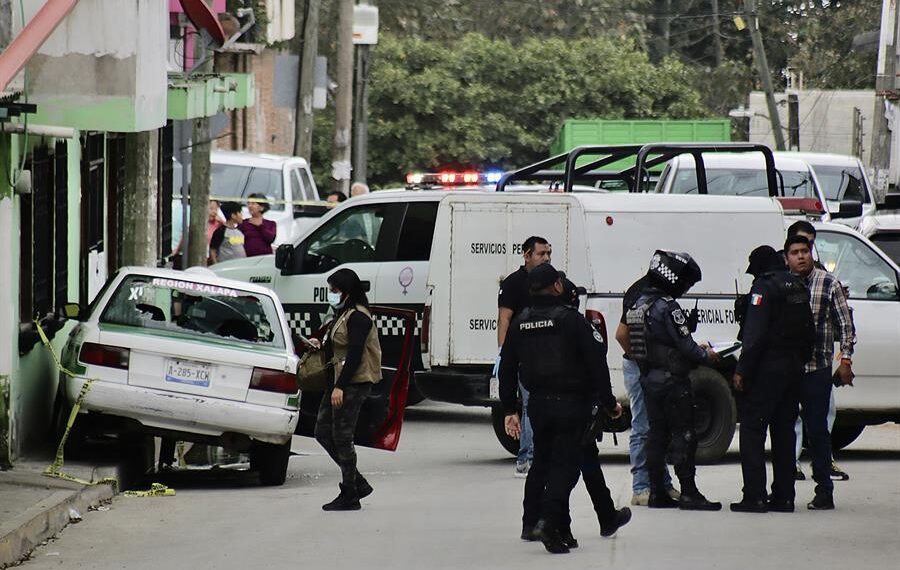 Miembros de la policía municipal y agentes periciales inspeccionan una escena del crimen donde fue asesinado el periodista mexicano Pedro Pablo Kumul, hoy en Xalapa, estado de Veracruz (México). EFE/Stringer