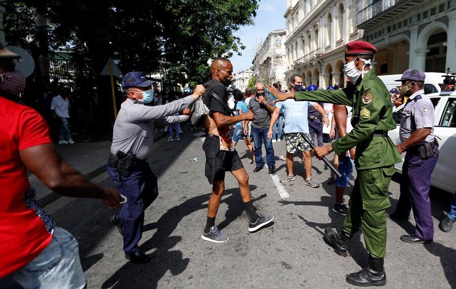 Fotografía de archivo del 11 de julio de 2021 donde se observan algunos policías arrestando a un hombre en una calle, en La Habana (Cuba). EFE/Ernesto Mastrascusa