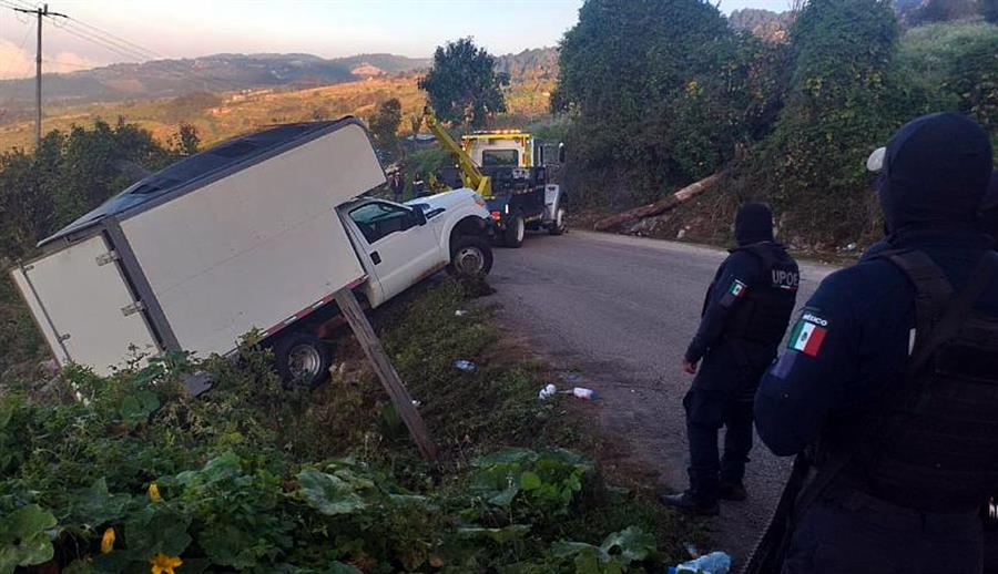 Fotografía de un vehículo accidentado este domingo, en una carretera de San Cristobal de las Casas, Chiapas (México). EFE/ Carlos López