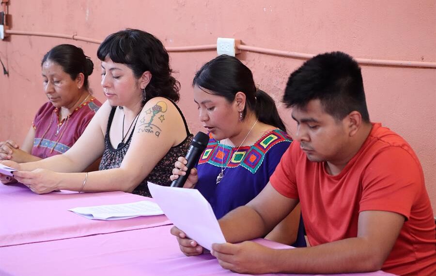 Los representantes del colectivo Promotores de Liberación Migrante, Julissa García (c), y del albergue de la 72, David Ruiz (d), participan hoy en una rueda de prensa en la ciudad de Tapachula, estado de Chiapas (México). EFE/Juan Manuel Blanco