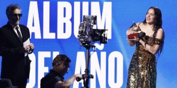 Rosalía reacciona al aceptar su premio a Álbum del Año durante la 23ª Entrega Anual de los Premios Grammy Latinos en el Michelob Ultra Arena del Mandalay Bay de Las Vegas, Nevada, EE.UU. EFE/EPA/ETIENNE LAURENT