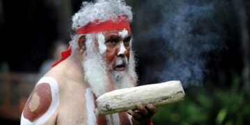 El aborígen Tio Max de la nación Yuin participa en la ceremonia Woggan-ma-gule (encuentro con las aguas) en el Jardín Botánico de Sídney . EFE/Mick Tsikas