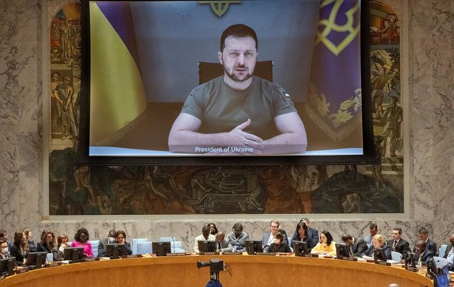 Fotografía cedida por la ONU donde aparece el presidente de Ucrania, Volodímir Zelenski (en pantalla), mientras se dirige a los miembros del Consejo de Seguridad durante una reunión sobre su país hoy miércoles en la sede del organismo internacional, en Nueva York (EE.UU.). EFE/Eskinder Debebe/ONU