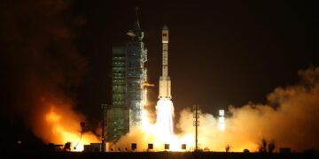 El cohete portador Gran Marcha 2FT1 despega de la base de Jiuquan en la provincia de Gansu, al noroeste de China. EFE/AN TU/