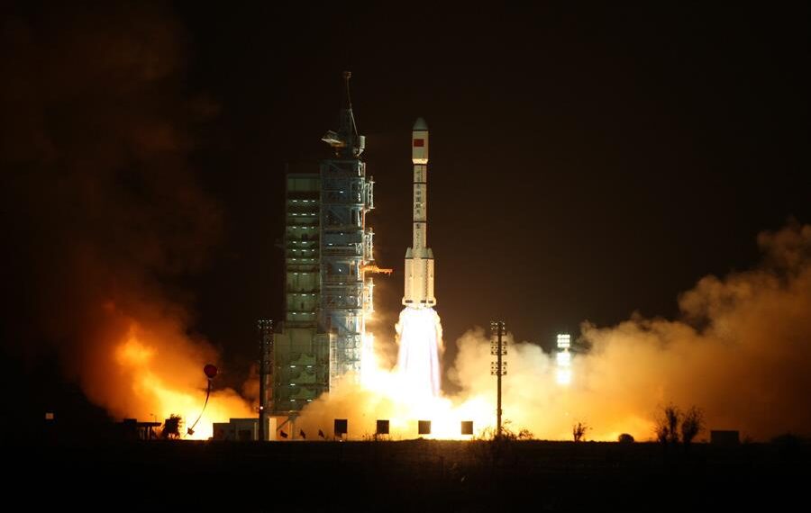 El cohete portador Gran Marcha 2FT1 despega de la base de Jiuquan en la provincia de Gansu, al noroeste de China. EFE/AN TU/