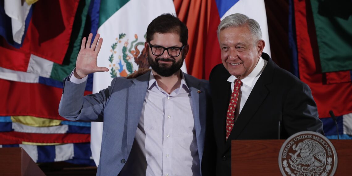 El presidente de México, Andrés Manuel López Obrador (d), y su homólogo de Chile, Gabriel Boric, saludan hoy tras una rueda de prensa conjunta en el Palacio Nacional de la Ciudad de México (México). EFE/Mario Guzmán