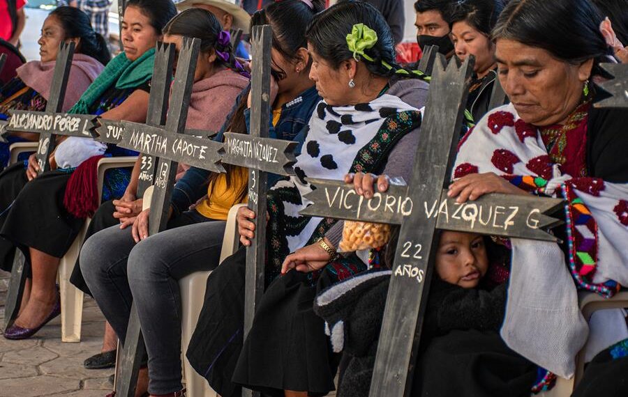 Familias y sobrevivientes de la masacre de Acteal, acuden hoy a una rueda de prensa de los integrantes de la organización civil de Las Abejas de Acteal, en el municipio de Chenalhó, en Chiapas (México). EFE/Carlos López