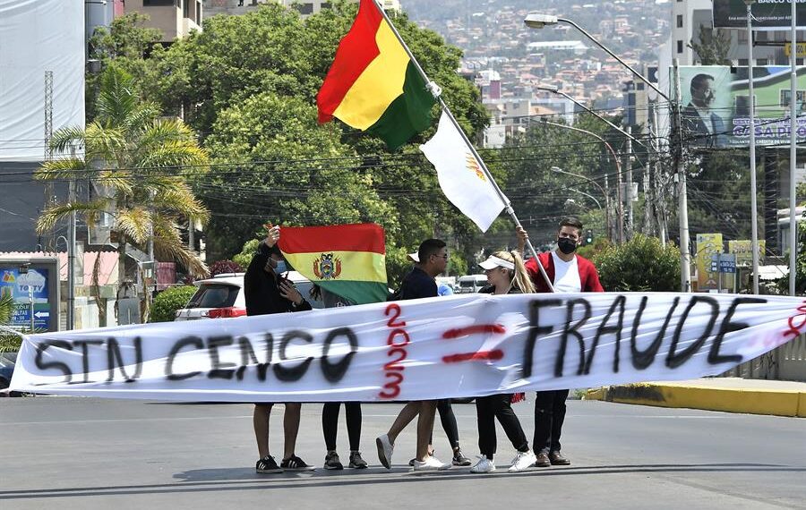 Un grupo de personas realiza un bloqueo esporádico que pide la realización del censo en 2023 hoy, en Cochabamba (Bolivia). EFE/Jorge Abrego
