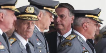 El presidente de Brasil, Jair Bolsonaro (c), participa en la ceremonia de graduación de nuevos cadetes de la Academia Militar de las Agujas Negras, hoy, en Río de Janeiro (Brasil). EFE/Andre Coelho