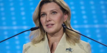 La primera dama de Ucrania, Olena Zelenska, pronuncia un discurso en Varsovia, Polonia, el pasado 4 de octubre. EFE/EPA/Pawel Supernak