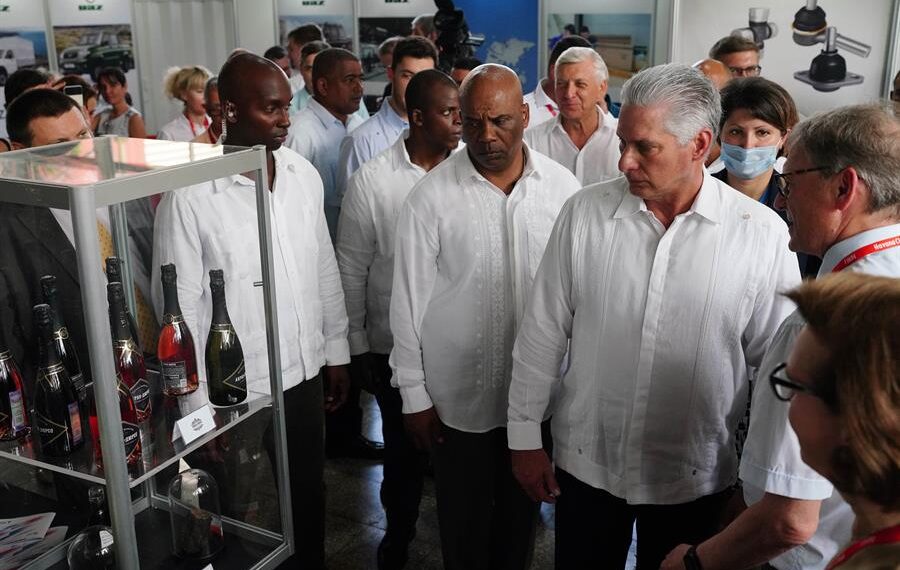 El presidente de Cuba, Miguel Díaz-Canel (c), asiste a la ceremonia inaugural de la Feria Internacional de La Habana (FIHAV 2022) hoy, en el centro expositor Expocuba, en La Habana (Cuba). EFE/ Alexandre Meneghini/Pool