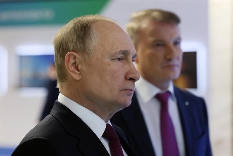 El presidente ruso, Vladimir Putin (i), y el primer ejecutivo de Sberbank, Herman Gref (d), asisten a la conferencia internacional 2022 Artificial Intelligence Journey en Moscú este 24 de noviembre. EFE/EPA/MIKHAIL METZEL / KREMLIN POOL / SPUTNIK