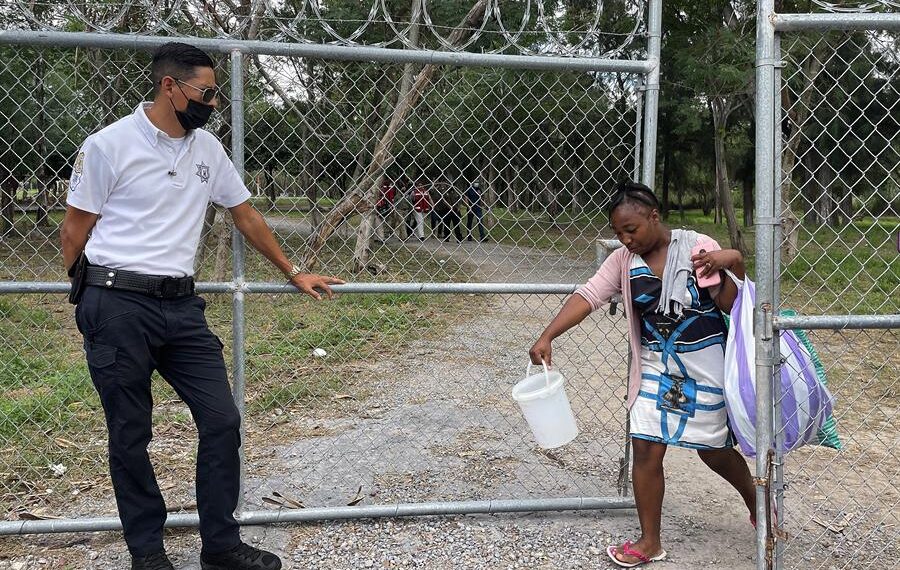 Migrantes de Haití y de Venezuela son desalojados hoy, de un campamento en la ciudad de Matamoros, estado de Tamaulipas (México). EFE/Abraham Pineda Jácome