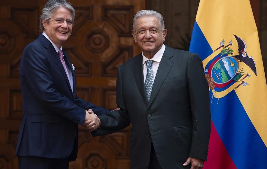 El presidente de México, Andrés Manuel López Obrador (d), posa junto al presidente de Ecuador, Guillermo Lasso, hoy, en el Palacio Nacional, en Ciudad de México (México). EFE/ Mario Guzmán