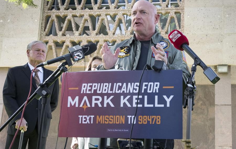 Foto de archivo del senador electo por Arizona, Mark Kelly. EFE/EPA/Rick D'Elia