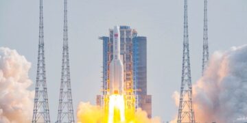 Así fue el lanzamiento del cohete Larga Marcha 5B este lunes (Créditos: AFP)