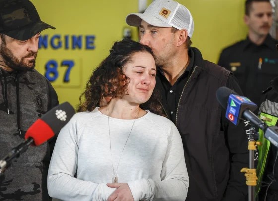 Jayme Erickson es consolada por su esposo, Sean Erickson, mientras habla con la prensa sobre su hija en Airdrie, Alberta, el 22 de noviembre de 2022 (Créditos: AP)
