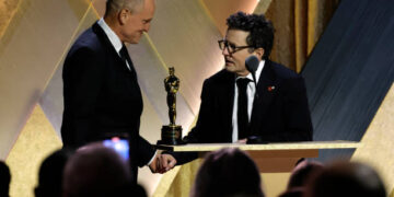 Woody Harrelson fue el encargado de entregarle su Oscar a Michael J. Fox (Créditos: Getty Images)