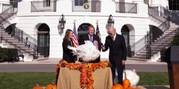 El presidente de EE.UU., Joe Biden (d), en la cena del Día de Acción de Gracias. EFE/EPA/MICHAEL REYNOLDS
